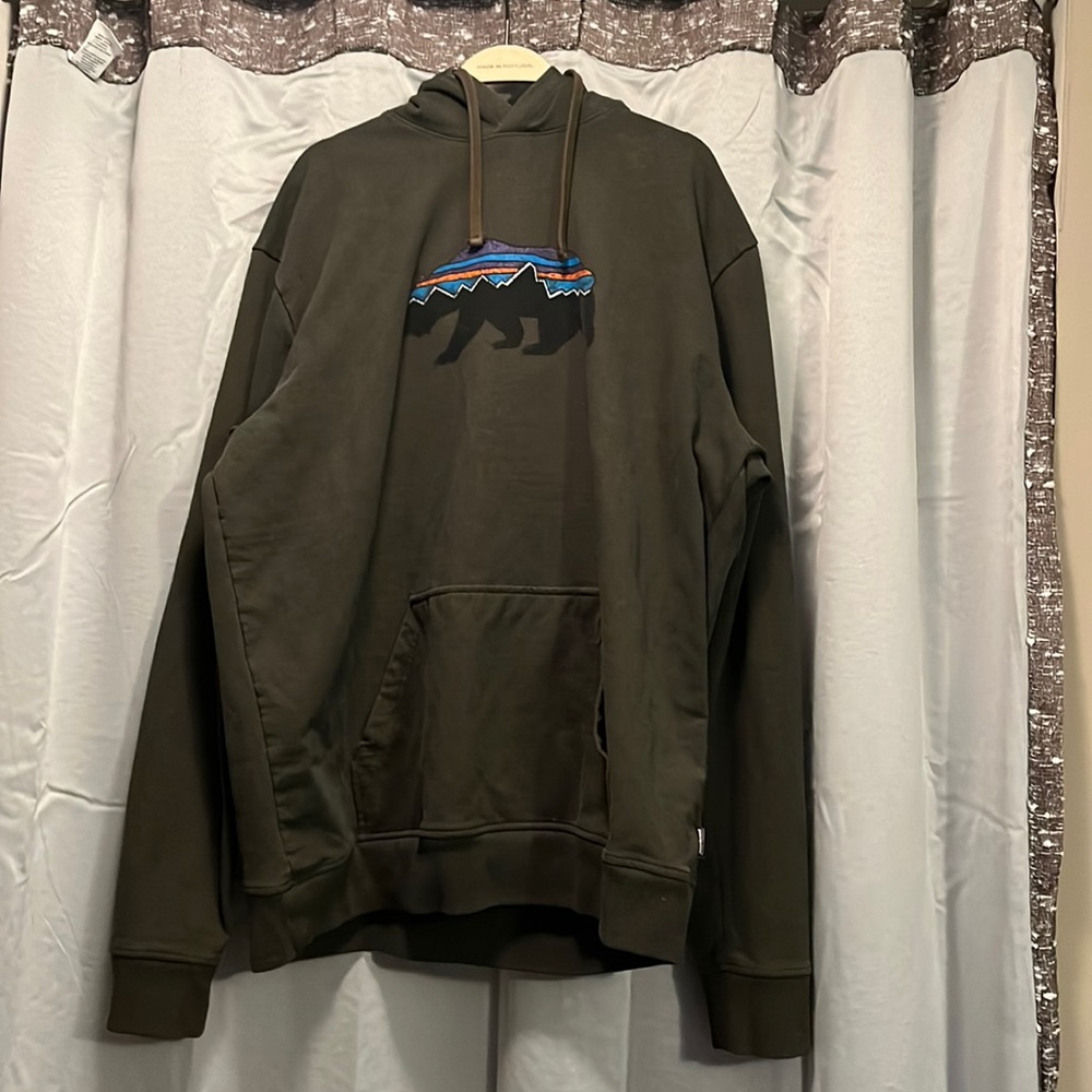 Dark green pategonia sweatshirt used but in good condition